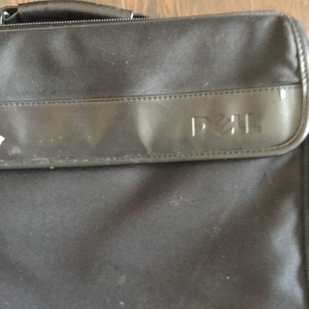 Dell Heavy Padded Laptop Case, has so many pockets